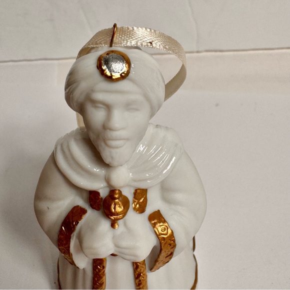 1996 Magi Bells - Balthasar (Frankincense)
1996 HALLMARK PREMIUM ORNAMENT - Picture 4 of 12